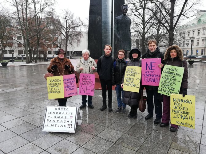 Ninos Puteikienės nuotr./Piketas prie V.Kudirkos paminklo (gruodžio 4 d.)