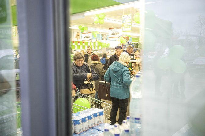 Arno Strumilos / 15min nuotr./„Stokrotkos“ kasose – pirmieji pirkėjai