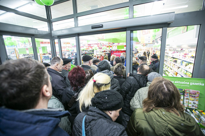 Arno Strumilos / 15min nuotr./Besibūriuojantys pirkėjai laukia, kada galės įžengti į „Stokrotką“