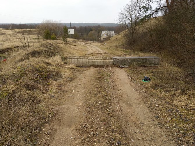 Valdemaro Šukštos / 15min nuotr./Blokeliais užtvertas kelias į garažų masyvą (fotografuota einant iš teritorijos)