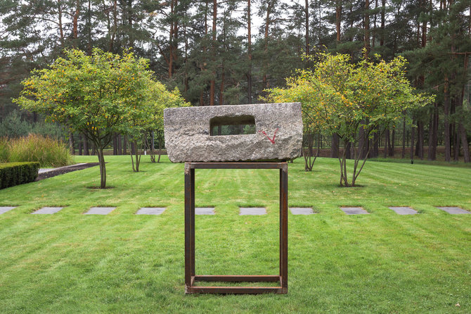 „Lewben Art Foundation“ nuotr./Mandla Reuter. Schlund, 2013 (granitas, metalas, dažai, 162 x 120 x 145 cm). „Lewben Art Foundation“ kolekcija