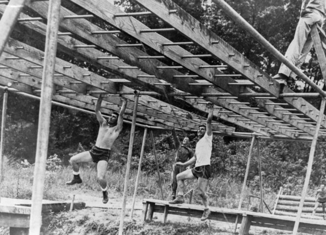 Leidyklos nuotr./ Būsimieji parašiutininkai įveikia kliūčių ruožą. Tokoa stovykla. 1942 m.