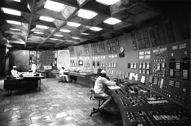 RIA Novosti, „Sputnik“ medžiaga / Leidyklos nuotr./Černobylio AE branduolinio reaktoriaus valdymo skyrius prieš sprogimą. Salės centre – pamainos vadovo darbo stalas, operatoriai sėdi prie valdymo pultų. 1985 m. lapkritis. 