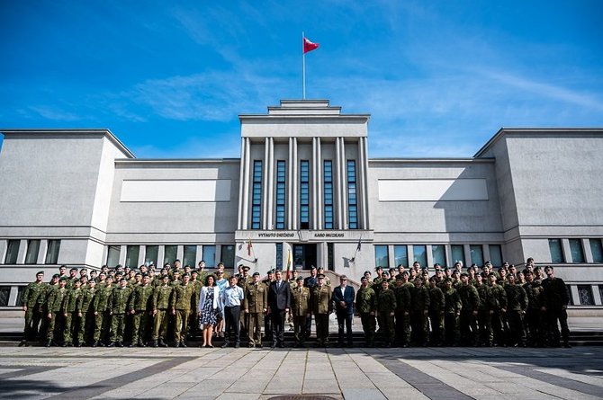 Vytauto Didžiojo karo muziejaus nuotr./Jaunesniųjų karininkų vadų mokymus baigė 74 aukštųjų mokyklų studentai
