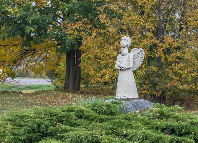 Giedrės Streikauskaitės nuotr./Balto angelo skulptūra Pravieniškėse