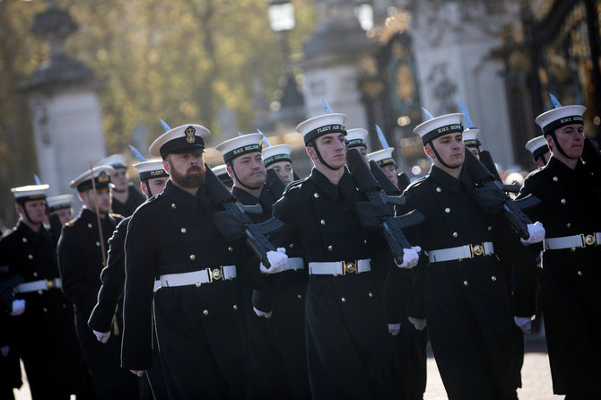 AFP/„Scanpix“ nuotr./Karališkojo jūrų laivyno jūreiviai pakeitė sargybą