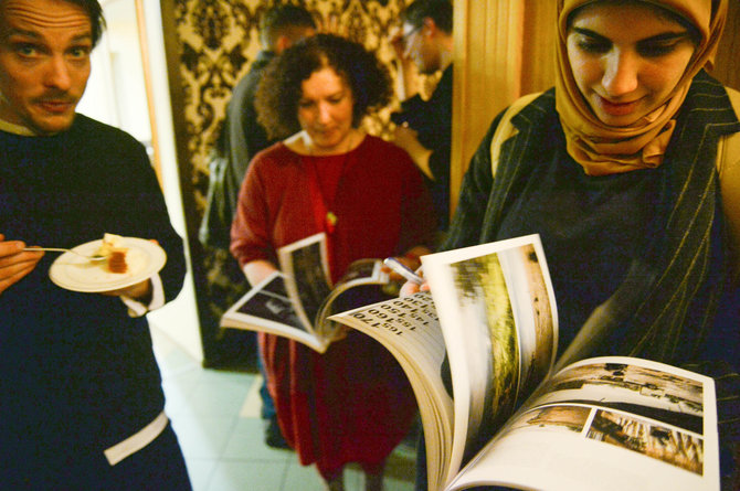 LSFK nuotr./Fotografė iš Egipto Heba Khamis (dešinėje) festivalyje pristačiusi fotopasakojimą „Uždraustas grožis“ varto žurnalą „Fotografijos ratas“.