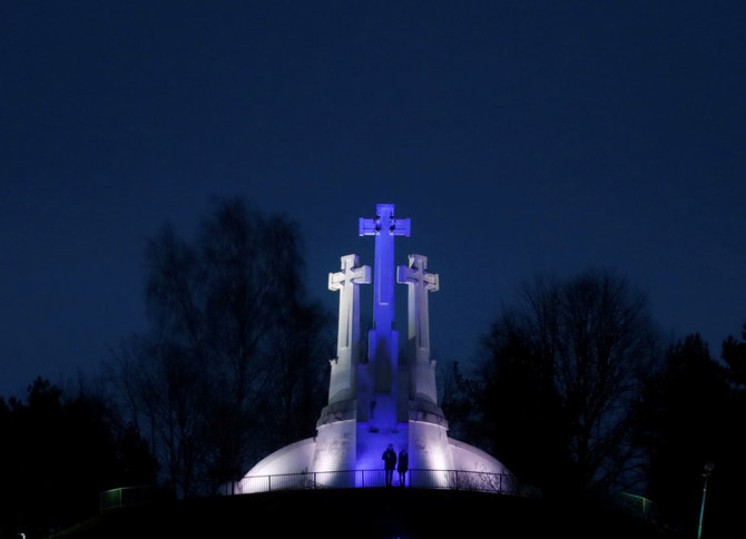 „Reuters“/„Scanpix“ nuotr./Vilniaus Trys kryžiai nušvito Suomijos vėliavos spalvomis