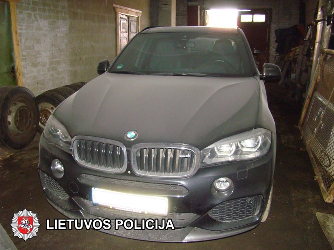 Marijampolės apskr. VPK nuotr./Marijampolėje, Sasnavos g. garaže rasti pavogti BMW automobiliai