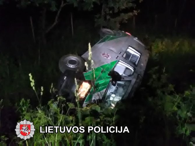 Marijampolės apskr. VPK nuotr./Šakių rajone nuo kelio nuvažiavo ir apvirto policijos automobilis