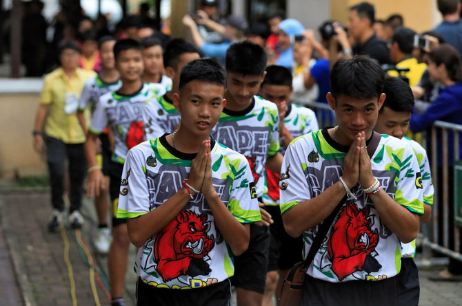 „Reuters“/„Scanpix“ nuotr./Iš urvo Tailande išgelbėta vaikų futbolo komanda