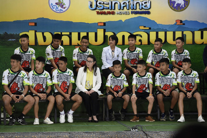 AFP/„Scanpix“ nuotr./Iš urvo Tailande išgelbėta vaikų futbolo komanda