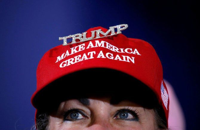 „Reuters“/„Scanpix“ nuotr./Kepurė su užrašu „Paverskime Ameriką vėl didžia“