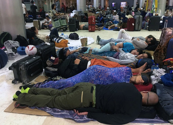 „Scanpix“/AP nuotr./Keliautojai miega Lomboko Mataramo oro uoste