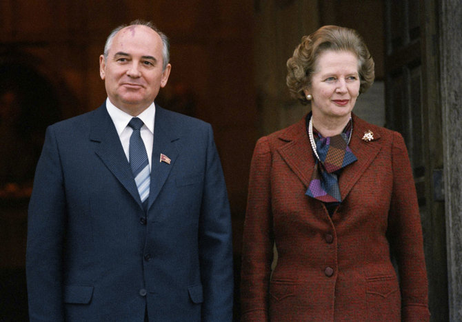 „Scanpix“/AP nuotr./Michailas Gorbačiovas ir Margaret Thatcher