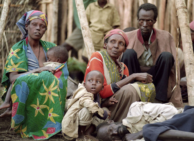 AFP/„Scanpix“ nuotr./Nuo genocido bėgantys tutsiai
