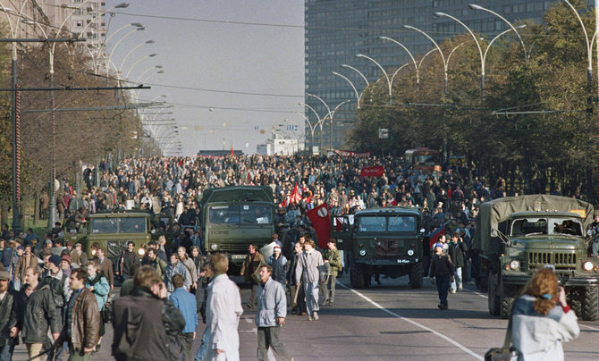 AFP/„Scanpix“ nuotr./Prieš Borisą Jelciną nusiteikę protestuotojai Maskvoje 1993 m. spalio 3 d.