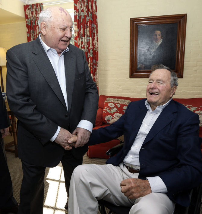 „Scanpix“/AP nuotr./Michailas Gorbačiovas ir George'as H.W.Bushas 