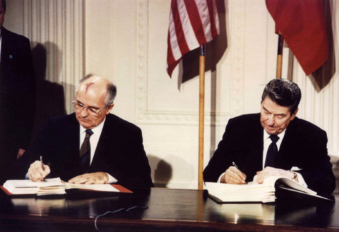 „Reuters“/„Scanpix“ nuotr./Michailas Gorbačiovas ir Ronaldas Reaganas