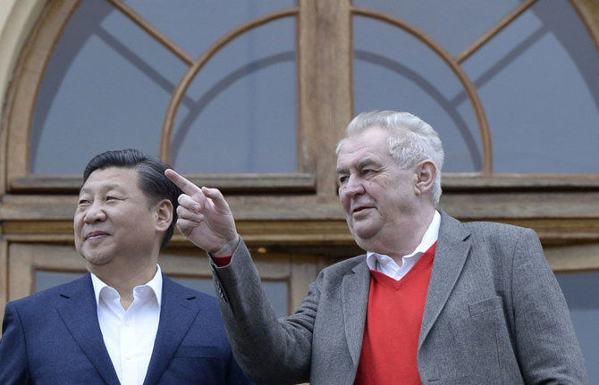 AFP/„Scanpix“ nuotr./Xi Jinpingas ir Milošas Zemanas