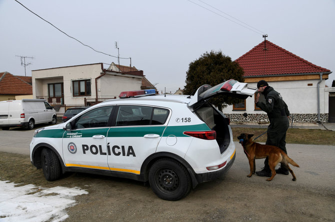 „Reuters“/„Scanpix“ nuotr./Policija prie Jano Kuciako namo