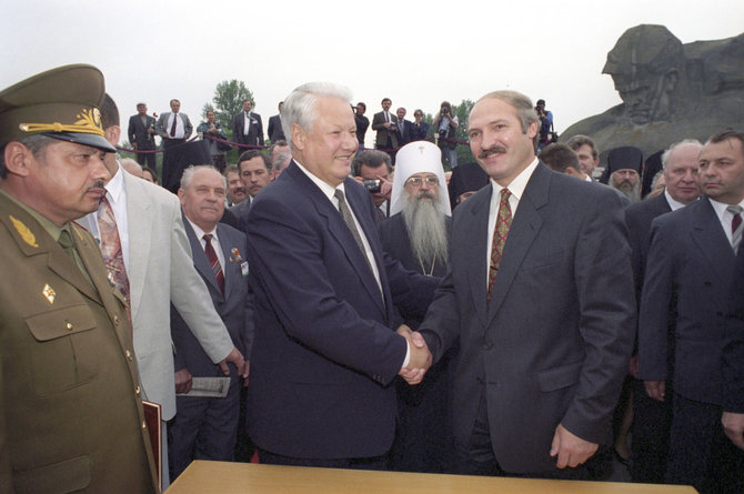 „RIA Novosti“ nuotr./Borisas Jelcinas ir Aliaksandras Lukašenka 