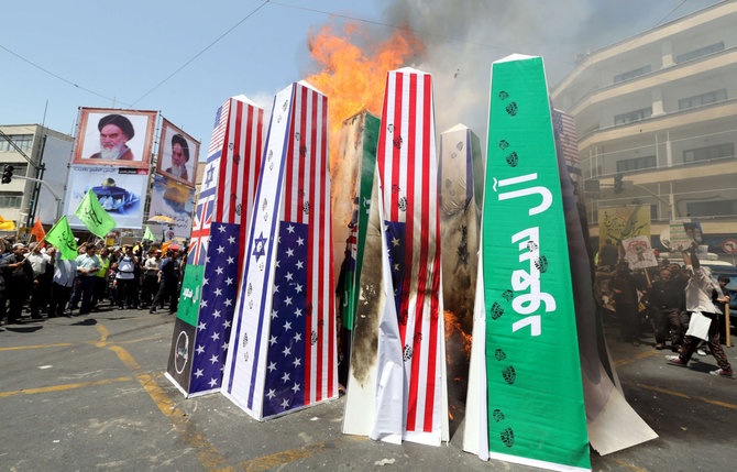 AFP/„Scanpix“ nuotr./Irane deginamos JAV ir Saudo Arabijos vėliavos