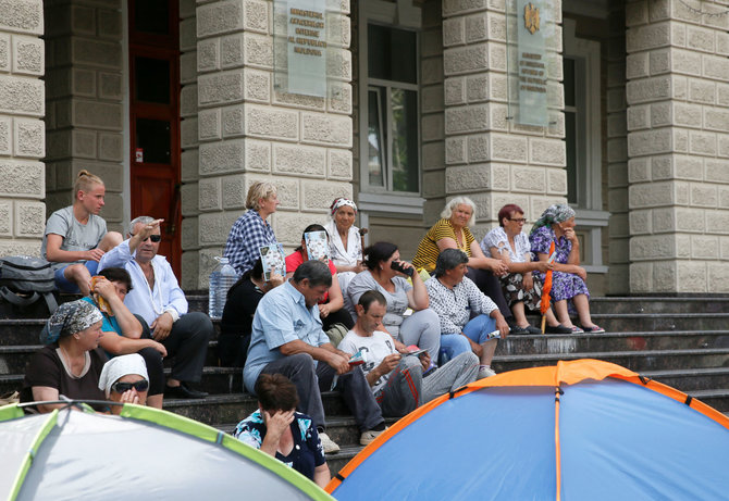 „Reuters“/„Scanpix“ nuotr./Moldovos Demokratų partijos rėmėjai prie Konstitucinio Teismo