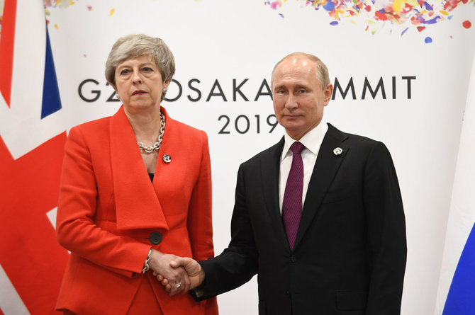 „Scanpix“ nuotr./Theresa May ir Vladimiras Putinas