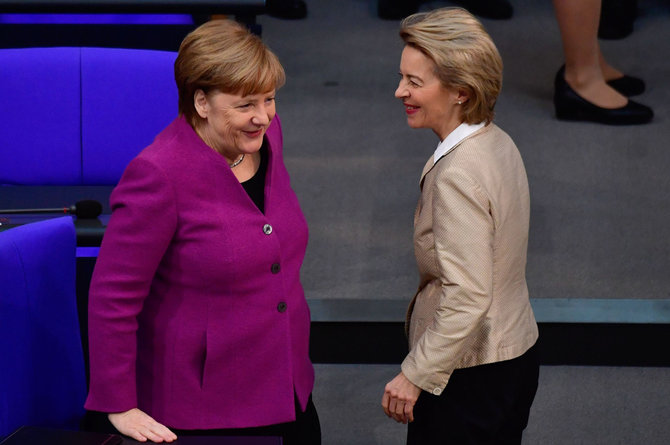 AFP/„Scanpix“ nuotr./Angela Merkel ir Ursula Von der Leyen