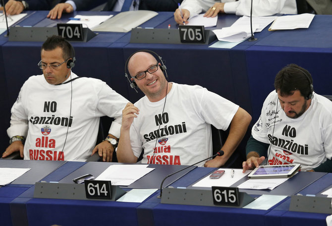 „Reuters“/„Scanpix“ nuotr./Matteo Salvini (dešinėje) dėvi marškinėlius, ant kurių užrašyta, kad turėtų būti atšauktos sankcijos Rusijai