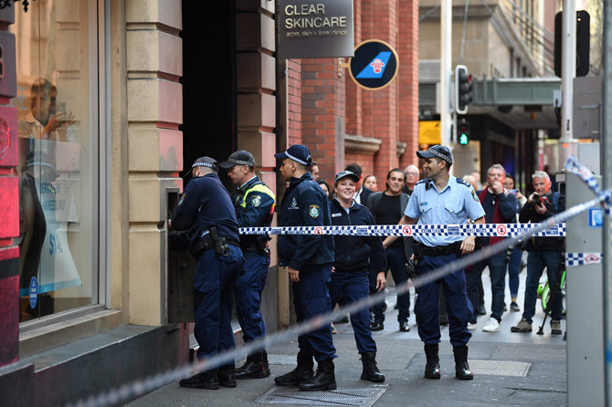 AFP/„Scanpix“ nuotr./Sidnėjaus centre subadyta moteris