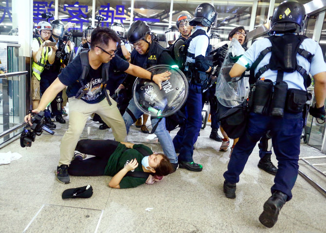 „Reuters“/„Scanpix“ nuotr./Neramumai Honkongo oro uoste