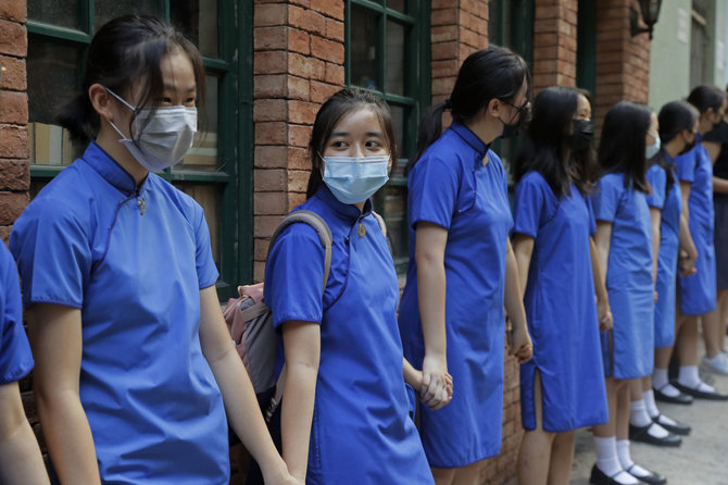 „Scanpix“/AP nuotr./Honkonge moksleiviai formuoja gyvąsias grandines