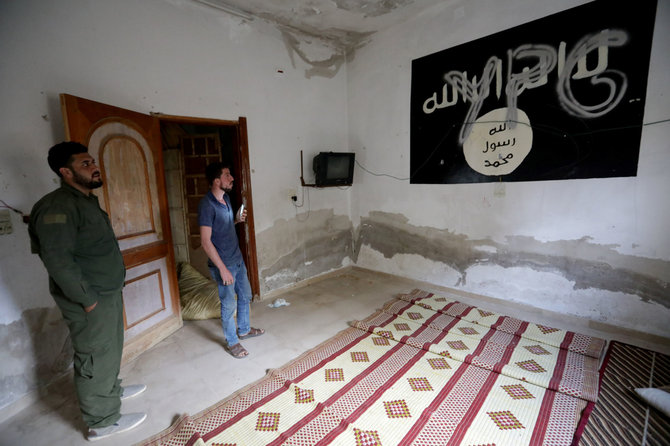 „Reuters“/„Scanpix“ nuotr./Namas Sirijoje: ant „Islamo valstybės“ vėliavos užrašyta YPG (Liaudies apsaugos daliniai)