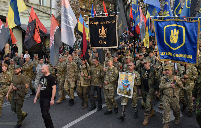 „Scanpix“ nuotr./Tūkstančiai ukrainiečių protestuoja prieš numatomą karių atitraukimą iš Rytų Ukrainos