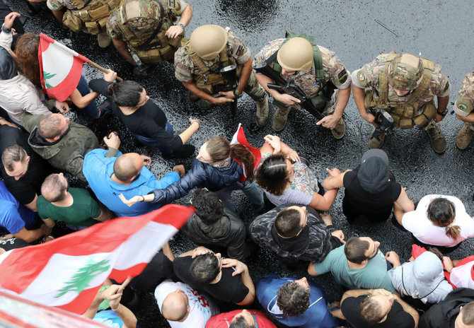 AFP/„Scanpix“ nuotr./Libano kariai ir protestuotojai