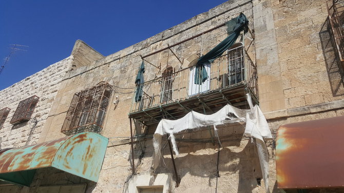 Eglės Krištopaitytės nuotr./Apsaugoti palestiniečių langai Hebrone