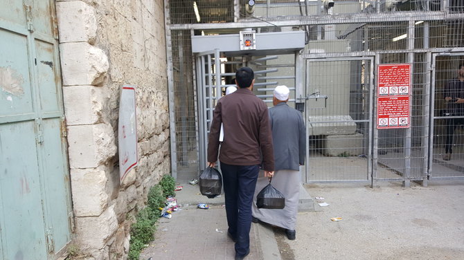 Eglės Krištopaitytės nuotr./Palestiniečiai įžengia į H–1 zoną Hebrone