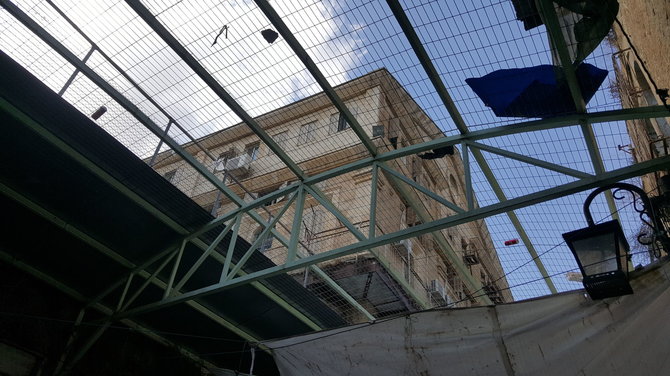 Eglės Krištopaitytės nuotr./Metalinės konstrukcijos, skirtos apsaugoti palestiniečius Hebrone