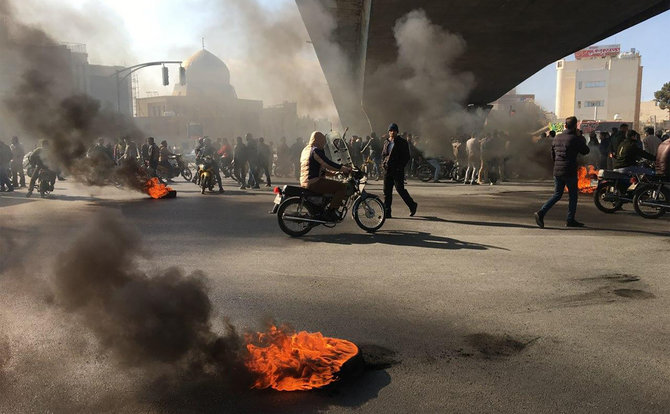 „Scanpix“/AP nuotr./Protestai prieš degalų kainų pakėlimą Irane