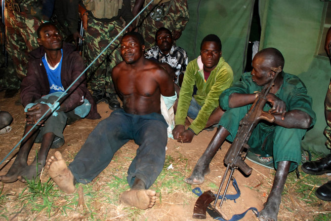 AFP/„Scanpix“ nuotr./Mozambiko kariuomenės sučiupti sukilėliai