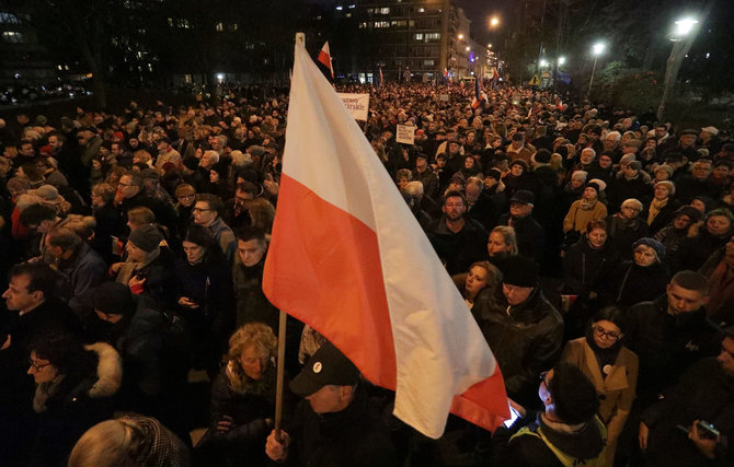 „Reuters“/„Scanpix“ nuotr./Lenkai protestuoja prieš vyriausybės siekį bausti kritiškus teisėjus