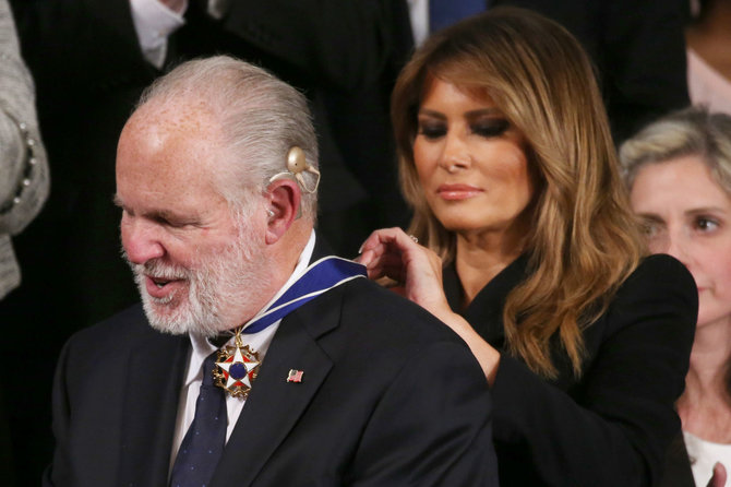 AFP/„Scanpix“ nuotr./Rushas Limbaugh, Melania Trump