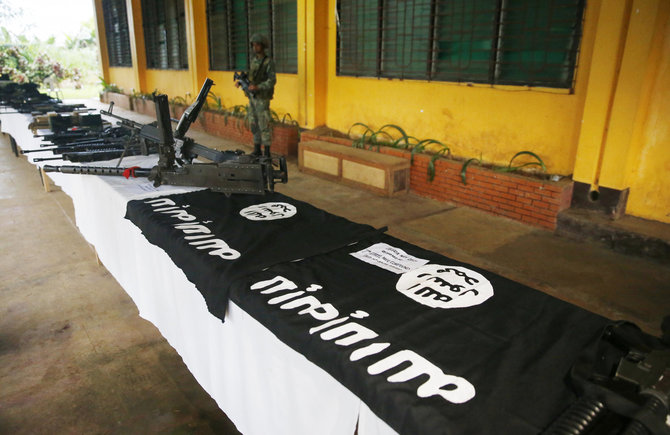 „Scanpix“/AP nuotr./„Islamo valstybės“ vėliavos ir ginklai Filipinuose