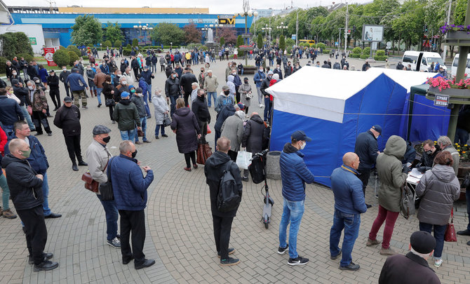 „Reuters“/„Scanpix“ nuotr./Baltarusiai laukia eilėje, kad pasirašytų už opozicijos pretendentus į kandidatus