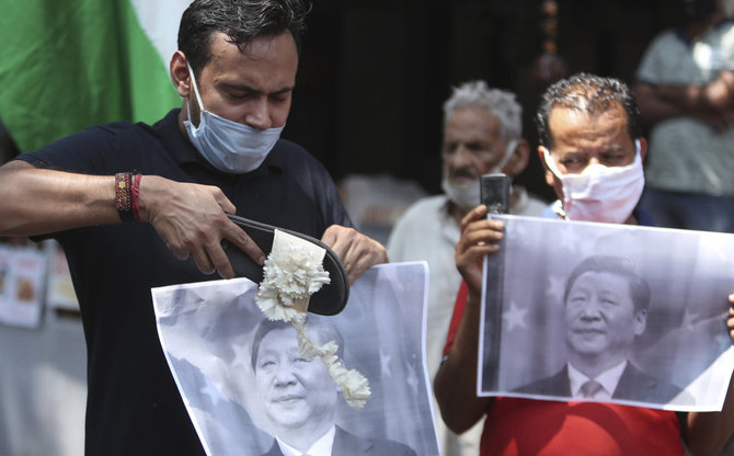 „Scanpix“/AP nuotr./Indijoje deginamas Xi Jinpingo atvaizdas