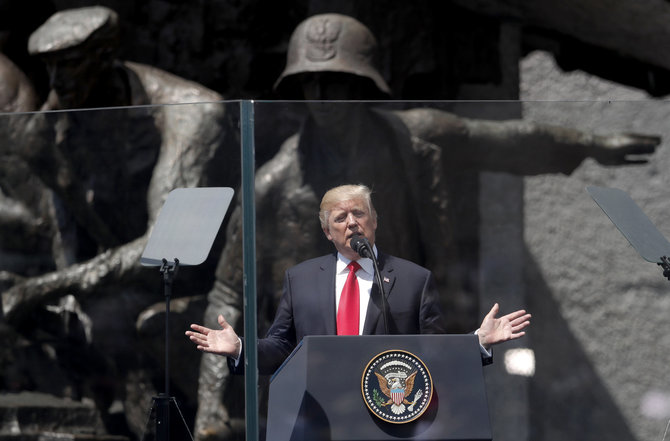 „Scanpix“/AP nuotr./Donaldas Trumpas Varšuvoje