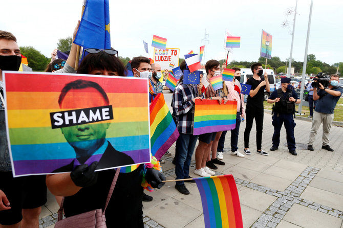 „Reuters“/„Scanpix“ nuotr./LGBT rėmėjai protestuoja prieš A.Dudą