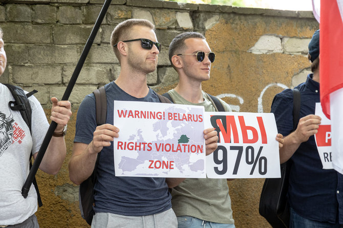 „Scanpix“ nuotr./Protestuotojai Minske laiko plakatą su užrašu „Mes 97%“